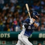 　４回西武１死二、三塁、西川が右前に適時打を放つ＝甲子園