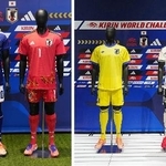 　サッカー日本代表のユニホーム（左）。右はアウェー用