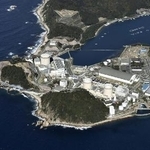　関西電力美浜原発。（手前右から）１号機、２号機、３号機＝２０２１年１１月、福井県美浜町