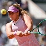 　女子シングルス準決勝でプレーするミラ・アンドレエワ＝パリ（共同）