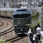 　大阪-京都間を走行する「トワイライトエクスプレス瑞風」＝２０１７年６月、大阪府島本町