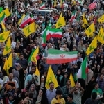　イランの国旗とヒズボラの旗を掲げる人たち＝４日、テヘラン（ＡＰ＝共同）
