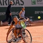 　車いすの部女子ダブルス準決勝でプレーする上地結衣（手前）、朱珍珍組＝パリ（共同）
