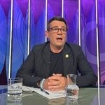 　４日、英ＢＢＣの番組に出演するマンチェスターのバーナム市長（ＢＢＣ　Ｑｕｅｓｔｉｏｎ　Ｔｉｍｅ提供／ロイター＝共同）