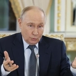 　４日、ロシア北西部サンクトペテルブルクで会合に参加するプーチン大統領（タス＝共同）