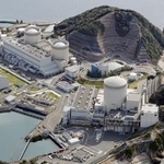 　原発建て替えに向けて周辺の地質調査が行われている関西電力美浜原発。手前から３号機、２号機、１号機＝２０２５年１１月、福井県美浜町