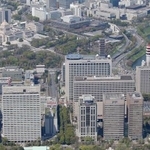　東京・霞が関の官庁街（手前）。左奥は国会議事堂