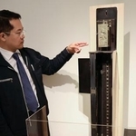 　分解修理を終えた積算装置「垂揺球儀」＝２日、大津市