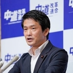 　記者会見する中道改革連合の小川代表＝５日午前、国会