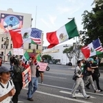 　２０２５年６月、米ロサンゼルスで、トランプ政権の不法移民摘発に抗議する人たち（共同）