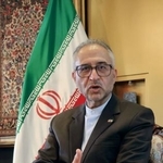 　４日、メキシコ市で取材に応じるイランのパサンディデ駐メキシコ大使（共同）