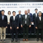 　「熱中症対策産官学連携コンソーシアム」に参加する機関の関係者ら＝５日午後、茨城県つくば市