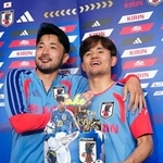 　事前合宿で誕生日を祝福される久保。左は菅原＝モンテレイ近郊（共同）