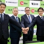 　記者会見を終え、写真に納まる松尾製作所硬式野球部の麻王義之監督（中央右）と音重鎮ヘッドコーチ（同左）ら＝５日午後、愛知県大府市
