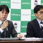 　佐賀県警の鑑定不正問題で、記者会見する県弁護士会の永尾竹則会長（右）と出口聡一郎弁護士＝５日午後、佐賀市
