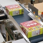 　新工場「アイスＦＡＣＴＯＲＹ」で包装された「あずきバー」＝５日午後、津市