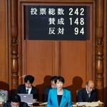 　参院本会議で２０２６年度補正予算が可決、成立され、起立する高市首相（手前右）＝５日午後