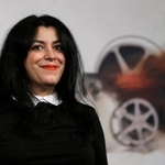 　イタリア・ローマで開かれた映画祭で写真撮影に応じるマルジャン・サトラピさん＝２０１２年１１月（ＡＰ＝共同）