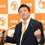 　講演会後、記者団の取材に応じる参政党の神谷代表＝５日午後、国会