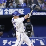 　３回ＤｅＮＡ無死一、二塁、牧が中越えに逆転３ランを放つ＝横浜