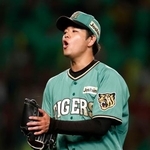 　７回、満塁のピンチをしのぎグラブをたたく阪神・高橋＝甲子園