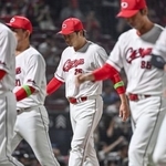 　オリックスと引き分け、肩を落として引き揚げる広島・新井監督（中央）＝マツダ