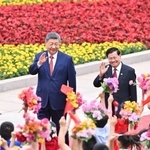 　歓迎式典に臨むラオスのトンルン国家主席（右）と中国の習近平国家主席＝５日、北京の人民大会堂（新華社＝共同）