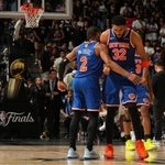 　ＮＢＡ決勝第２戦、スパーズ戦で喜ぶニックスのカールアンソニー・タウンズ（右）＝５日、サンアントニオ（ＮＢＡＥ提供・ゲッティ＝共同）