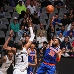 　スパーズとのＮＢＡ決勝第２戦で攻めこむニックスのタウンズ（右）＝サンアントニオ（ＮＢＡＥ・ゲッティ＝共同）