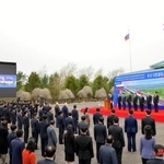 　北朝鮮とロシアを結ぶ自動車通行用の橋建設の起工式。朝鮮中央通信が配信した＝２０２５年４月、北朝鮮・羅先（ロイター＝共同）