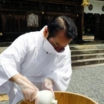 　和歌山県田辺市の熊野本宮大社で行われた「梅漬けの儀」＝６日午前
