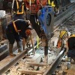 　ＪＲ横須賀線東京-品川間の地下トンネル内でレールの交換作業をする作業員＝６日午前