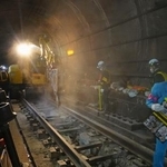 　ＪＲ横須賀線東京-品川間の地下トンネル内でレールの交換作業をする作業員＝６日午前