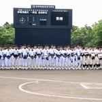 　長嶋茂雄さんの追悼試合で黙とうする千葉・佐倉高と埼玉・熊谷高のナインら＝６日、千葉県佐倉市長嶋茂雄記念岩名球場