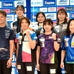 　カーリングの日本選手権前日記者会見でポーズをとる（前列左から）ＳＣ軽井沢クの山口剛史、、フォルティウスの吉村紗也香、（１人おいて）ロコ・ソラーレの藤沢五月ら＝６日、横浜市