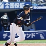 　５回ソフトバンク無死二、三塁、庄子が中前に勝ち越しの２点打を放つ＝横浜