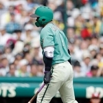　５回、空振り三振に倒れた阪神・森下。その後、球審への暴言により退場処分となった＝甲子園