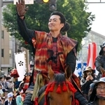 　「百万石まつり」で沿道の観客に手を振る俳優の大東駿介さん＝６日午後、金沢市