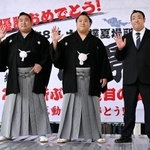 　若隆景関の大相撲夏場所優勝の祝賀パレードを終え、記念写真に納まる３兄弟。左から若元春関、若隆景関、若隆元さん＝６日午後、福島市