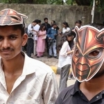 　ゴキブリのお面をかぶった集会の参加者＝６日、インド・ニューデリー（共同）
