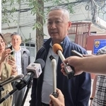 　タイ警察の施設で取材に応じるタッチャイ副長官（右から２人目）＝６日、バンコク（共同）