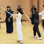 　北京の日本大使館で開かれた剣道体験イベント＝６日（共同）