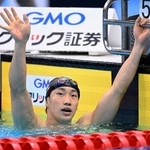 　男子２００メートル平泳ぎ決勝のレースを終え、声援に応える大橋信。２分７秒３１で優勝した＝東京アクアティクスセンター