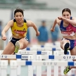 　女子七種競技　１００メートル障害で力走する田中友梨（左）と大玉華鈴＝ヒマラヤスタジアム岐阜