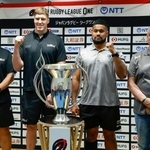 　プレーオフ決勝を前に、記念写真に納まる（左から）神戸のレニーＨＣとレタリック共同主将、東京ベイのマキシ主将とルディケＨＣ＝６日、東京都新宿区
