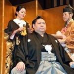 　断髪式で妻祐華さんにはさみを入れられる元幕内剣翔＝６日、東京都内