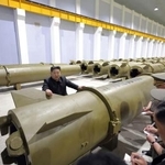 　軍需工場を視察する北朝鮮の金正恩朝鮮労働党総書記（奥）＝６日（朝鮮中央通信＝共同）