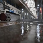　大雨の影響で水たまりができた宮崎市内の繁華街＝７日午前