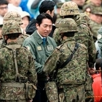 　「富士総合火力演習」の視察で、自衛隊員らに声をかける小泉防衛相（中央）＝７日午後、静岡県の東富士演習場