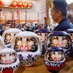 　サッカーＷ杯北中米３カ国大会に合わせ作られた「今井だるま店ＮＡＹＡ」の必勝祈願だるま＝５月、群馬県高崎市